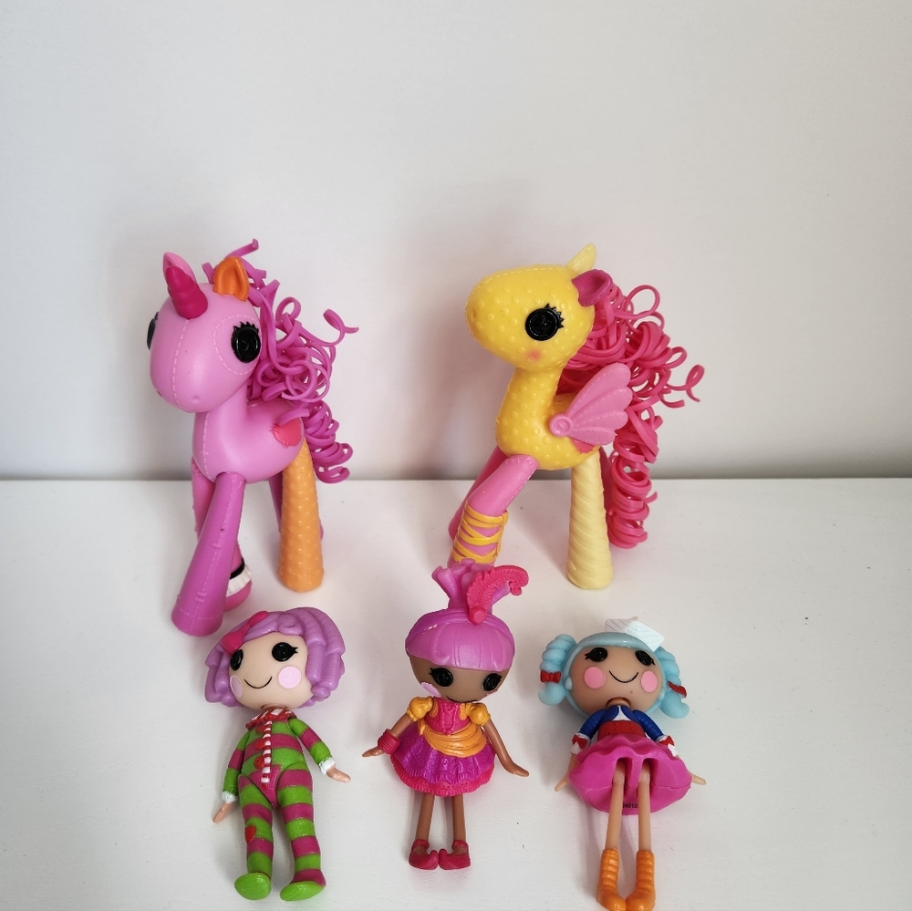 3 Lalaloopsy Mini Dolls and 2 Horses 🐎 Scone Featherbed Macedamia Marina Sahara - Picture 14 of 15